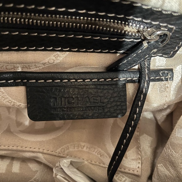 Michael Kors Large Double-Buckle-snap-button leather shoulder bag - Picture 5 of 8